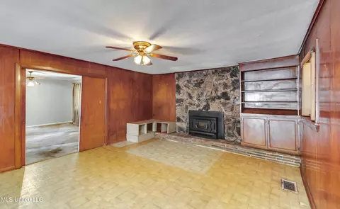 Living - 415 Sylvan Trl, Jackson, MS 39209 photo 5 of 9