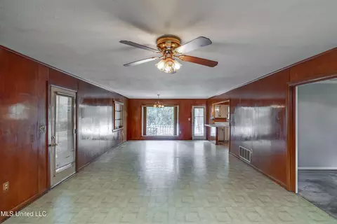 Living - 415 Sylvan Trl, Jackson, MS 39209 photo 6 of 9
