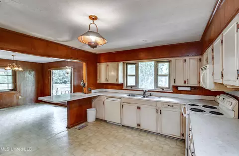 Kitchen - 415 Sylvan Trl, Jackson, MS 39209 photo 3 of 6