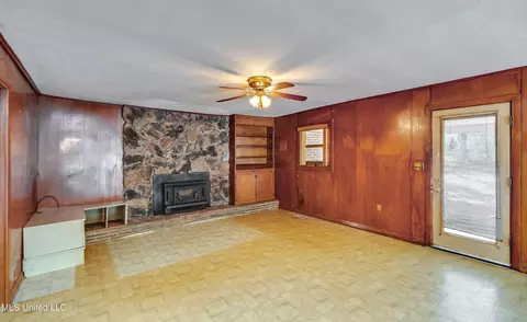 Living - 415 Sylvan Trl, Jackson, MS 39209 photo 4 of 9