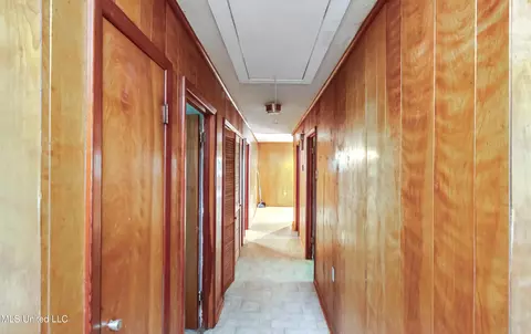 Entry Way - 415 Sylvan Trl, Jackson, MS 39209 photo 2 of 3