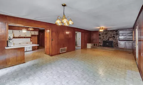 Living - 415 Sylvan Trl, Jackson, MS 39209 photo 1 of 9