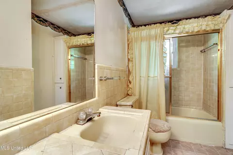 Bath - 415 Sylvan Trl, Jackson, MS 39209 photo 1 of 6