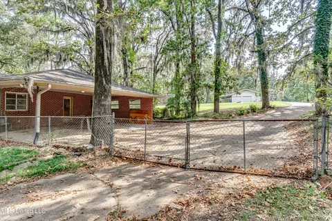 Exterior - 415 Sylvan Trl, Jackson, MS 39209 photo 9 of 20