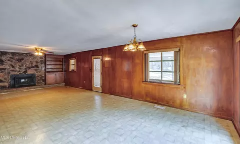 Living - 415 Sylvan Trl, Jackson, MS 39209 photo 2 of 9