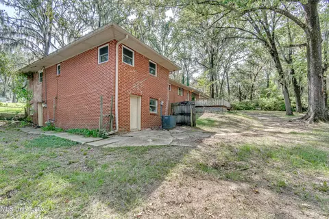 Exterior - 415 Sylvan Trl, Jackson, MS 39209 photo 12 of 20