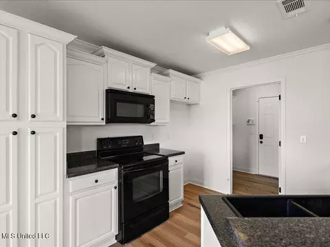 Kitchen - 407 Cedar Trce, Pearl, MS 39208 photo 2 of 2
