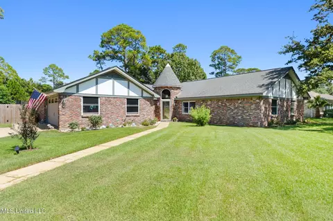 208 Glen Eagles Dr, Ocean Springs, MS 39564