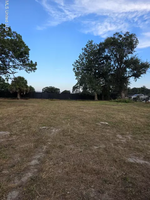 226 Iberville Dr, Biloxi, MS 39531
