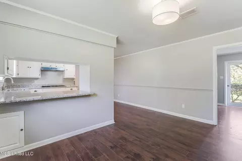 Living - 414 Pecan Blvd, Wiggins, MS 39577 photo 2 of 5