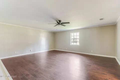 Living - 414 Pecan Blvd, Wiggins, MS 39577 photo 5 of 5