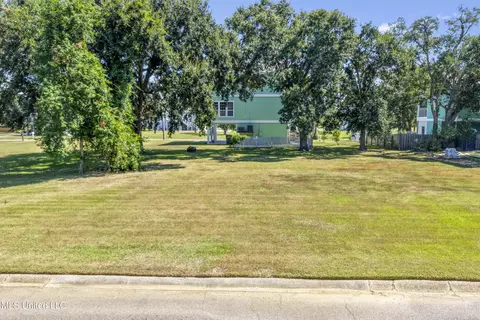 122 Beachview Dr, Pass Christian, MS 39571