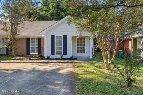 327 Peach Orchard Dr, Ridgeland, MS 39157