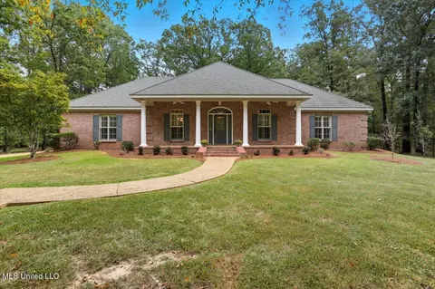 1060 Suzanna Dr, Raymond, MS 39154