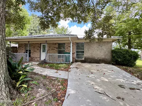 601 Spanish Acres Dr, Bay Saint Louis, MS 39520