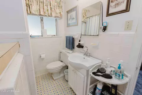 Bath - 3940 Forest Hill Rd, Jackson, MS 39212 photo 8 of 9
