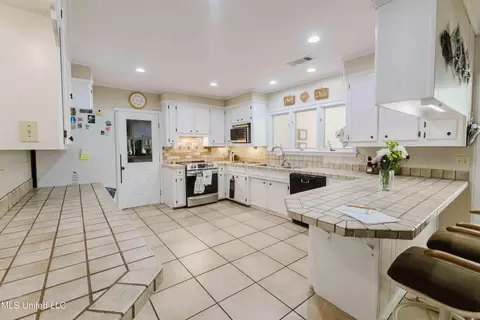 Kitchen - 3940 Forest Hill Rd, Jackson, MS 39212 photo 3 of 4