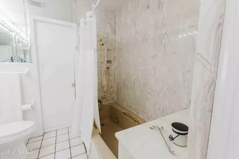 Bath - 3940 Forest Hill Rd, Jackson, MS 39212 photo 2 of 9