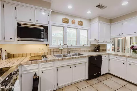 Kitchen - 3940 Forest Hill Rd, Jackson, MS 39212 photo 2 of 4