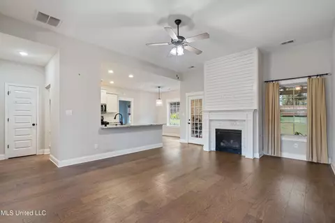 Living - 509 Howell Way, Hernando, MS 38632 photo 1 of 1