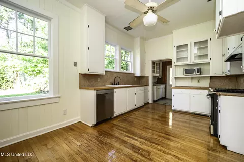 Kitchen - 768 Belhaven St, Jackson, MS 39202 photo 1 of 5