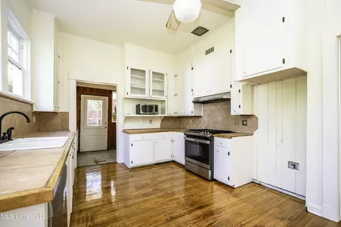 Kitchen - 768 Belhaven St, Jackson, MS 39202 photo 3 of 5