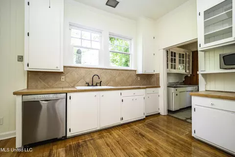 Kitchen - 768 Belhaven St, Jackson, MS 39202 photo 4 of 5