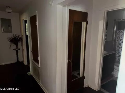 Entry Way - 6016 N State St, Jackson, MS 39213 photo 2 of 2