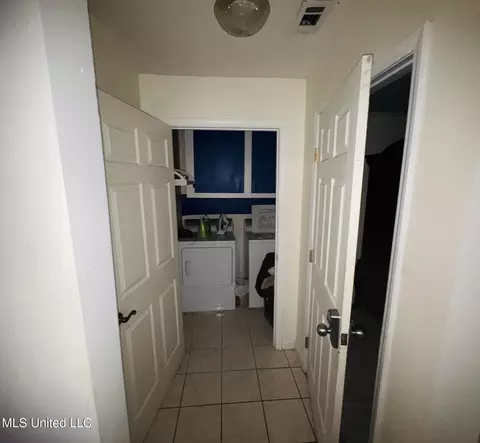 Entry Way - 6016 N State St, Jackson, MS 39213 photo 1 of 2
