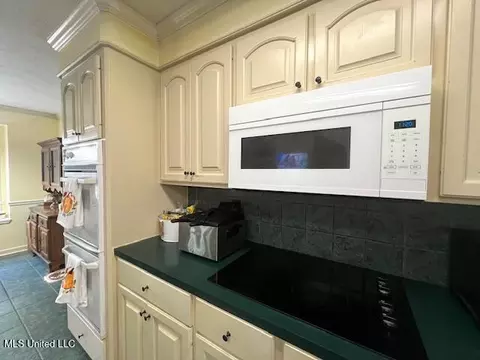 Kitchen - 259 Florence Cir, Florence, MS 39073 photo 3 of 3