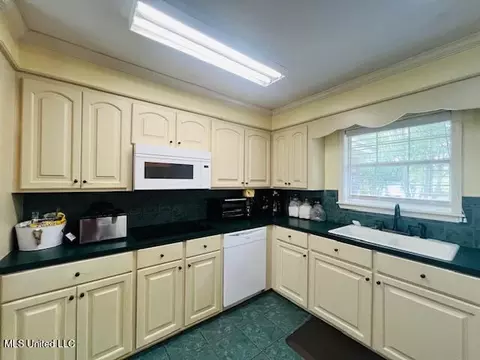 Kitchen - 259 Florence Cir, Florence, MS 39073 photo 1 of 3