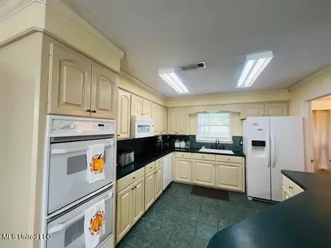 Kitchen - 259 Florence Cir, Florence, MS 39073 photo 2 of 3