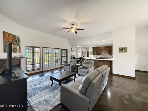 Living - 186 Barker Rd, Morton, MS 39117 photo 1 of 3