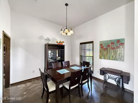Dining - 186 Barker Rd, Morton, MS 39117 photo 2 of 3