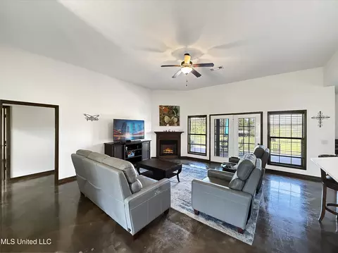 Living - 186 Barker Rd, Morton, MS 39117 photo 2 of 3