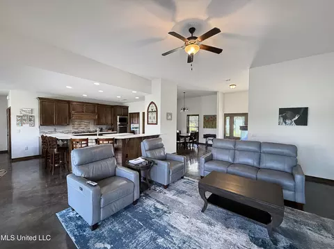 Living - 186 Barker Rd, Morton, MS 39117 photo 3 of 3