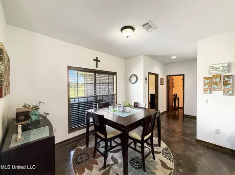 Dining - 186 Barker Rd, Morton, MS 39117 photo 1 of 3