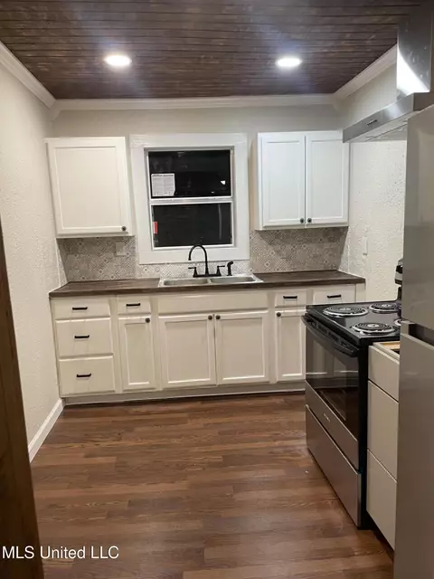 Kitchen - 124 Burden St, Flora, MS 39071 photo 2 of 2