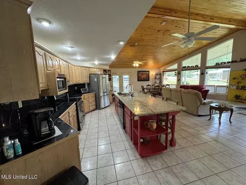 Kitchen - 136 Abe Dr, Many, LA 71449 photo 2 of 4
