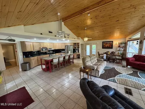 Kitchen - 136 Abe Dr, Many, LA 71449 photo 3 of 4