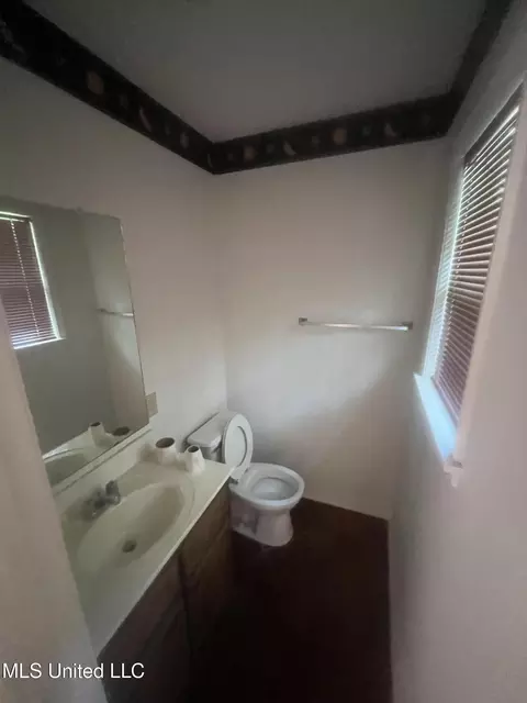 Bath - 411 Grenn St, Brookhaven, MS 39601 photo 1 of 2