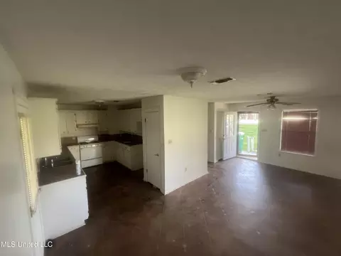 Living - 411 Grenn St, Brookhaven, MS 39601 photo 1 of 1