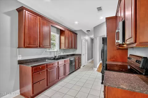 Entry Way - 7310 Ahi Dr, Diamondhead, MS 39525 photo 3 of 5
