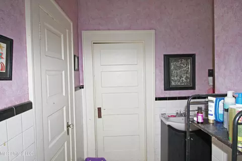 Bath - 1032 Belhaven St, Jackson, MS 39202 photo 1 of 3