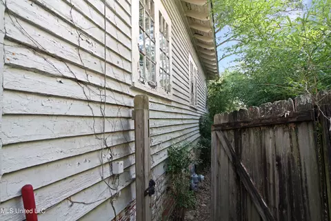 Exterior - 1032 Belhaven St, Jackson, MS 39202 photo 10 of 17