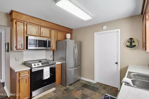 Kitchen - 222 Trace Harbor Rd, Madison, MS 39110 photo 3 of 4
