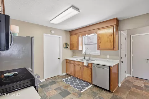 Kitchen - 222 Trace Harbor Rd, Madison, MS 39110 photo 4 of 4