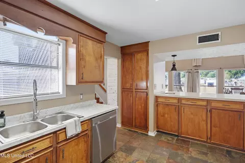 Kitchen - 222 Trace Harbor Rd, Madison, MS 39110 photo 2 of 4