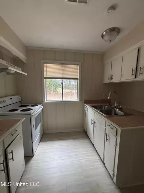 Kitchen - 5620 Hearn St, Jackson, MS 39206 photo 1 of 2