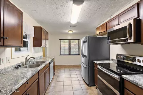 Kitchen - 605 Upper Darby Rd, Jackson, MS 39212 photo 2 of 2